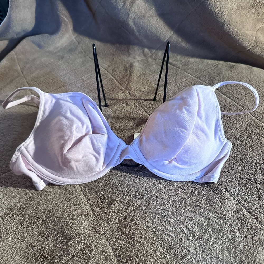 NWT VICTORIA’S SECRET LIGHTLY LINED PLUNGE BRA (34C)